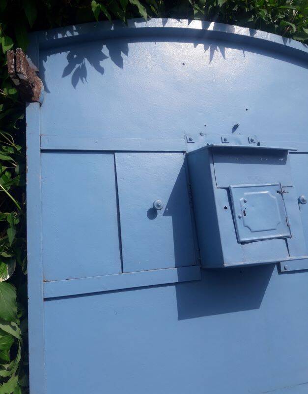 Porte portail H205xL103 ancienne en fer cintrée avec boite aux lettres