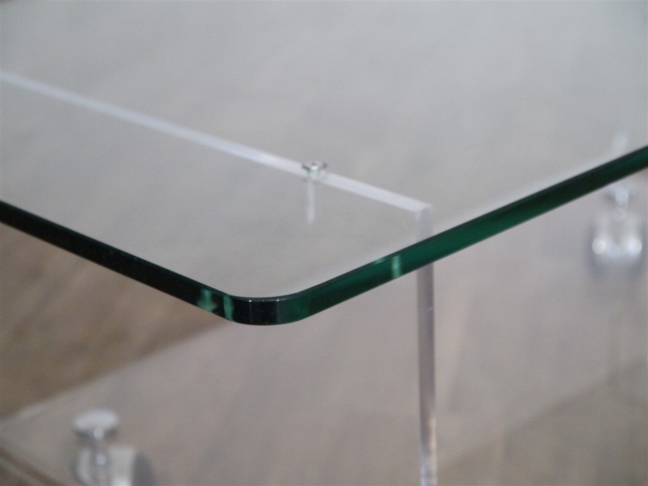 Table basse vintage en plexiglas et verre 1970