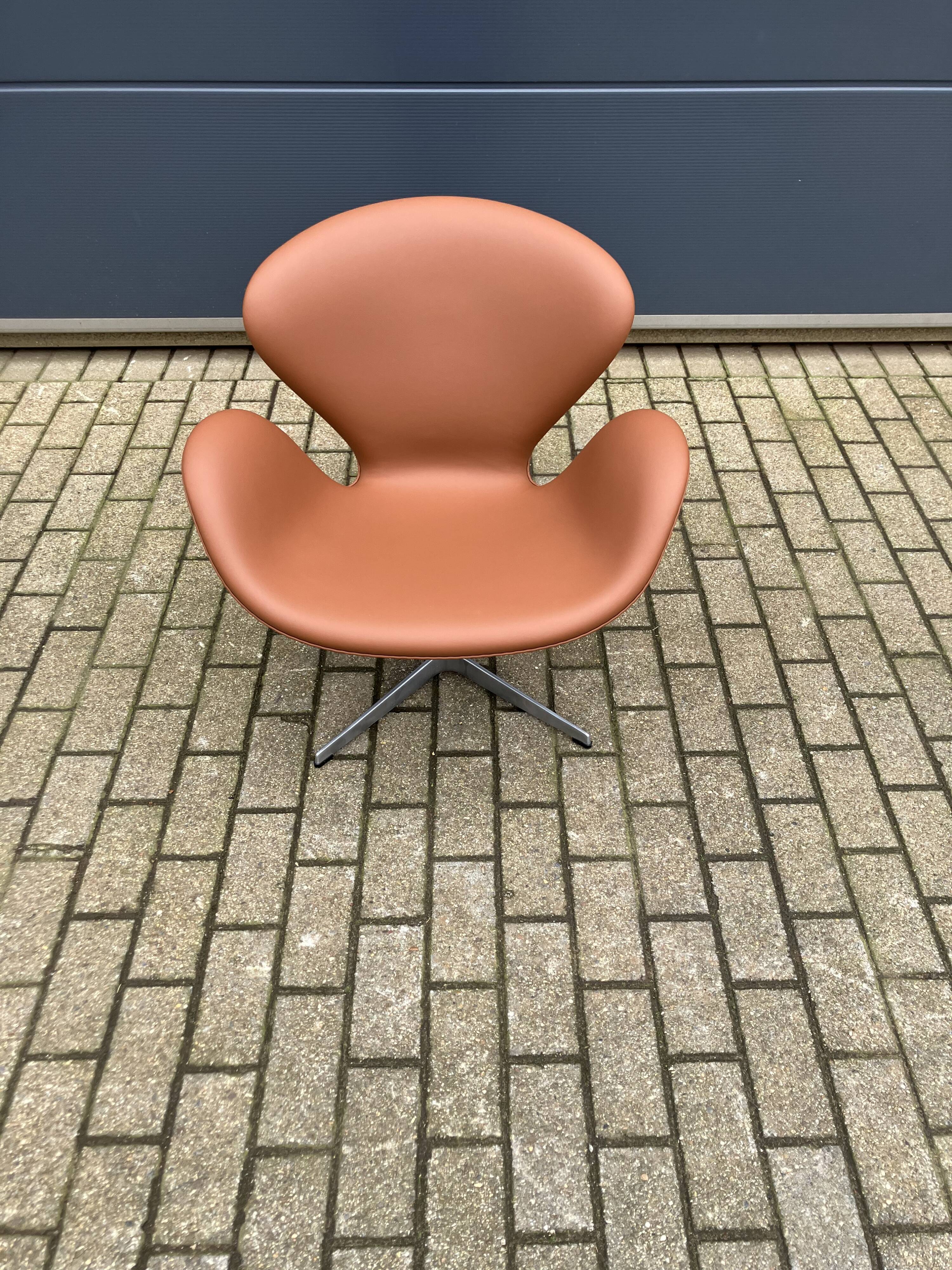 Fritz Hansen Swan chair by Arne Jacobsen in Cognac leather, NEW condition!!