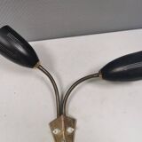 Applique ancienne avec abat-jour en métal noir et bras courbés en laiton