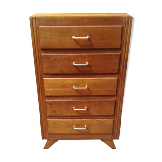 Oak chest of drawers has 5 drawers