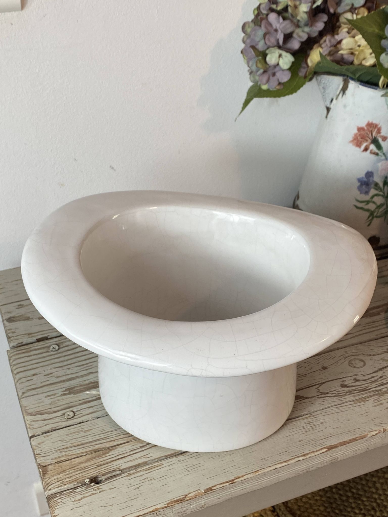 Ceramic hat-shaped cache-pot