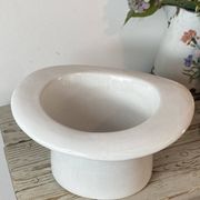 Ceramic hat-shaped cache-pot