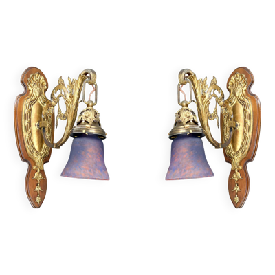 Paire d'applique Rococo / Louis XV en bronze doré, socles en noyer et tulipes en verre, France, Circ
