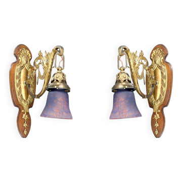Paire d'applique Rococo / Louis XV en bronze doré, socles en noyer et tulipes en verre, France, Circ
