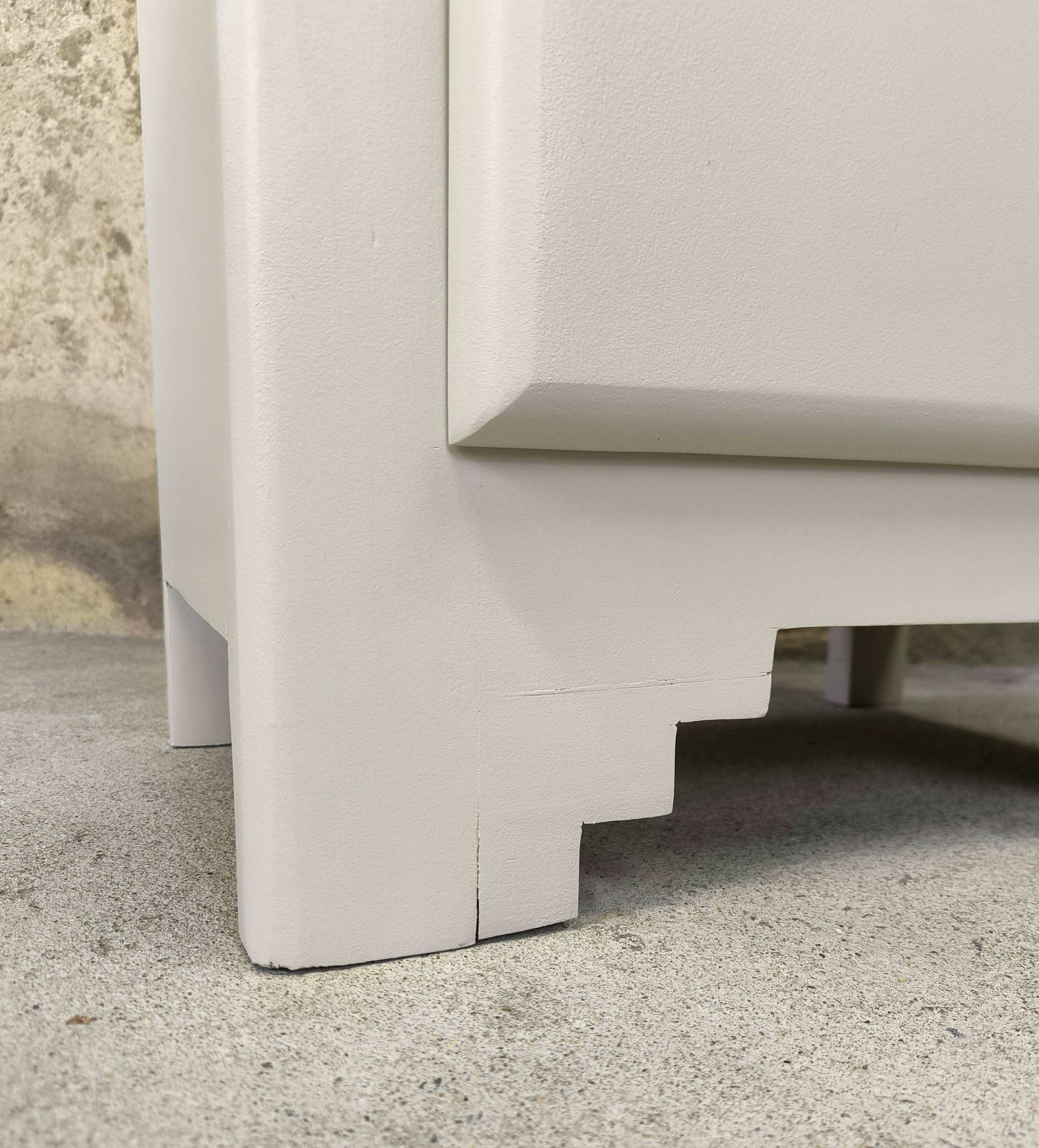 Vintage buffet/confiturier in white/greige painted wood.