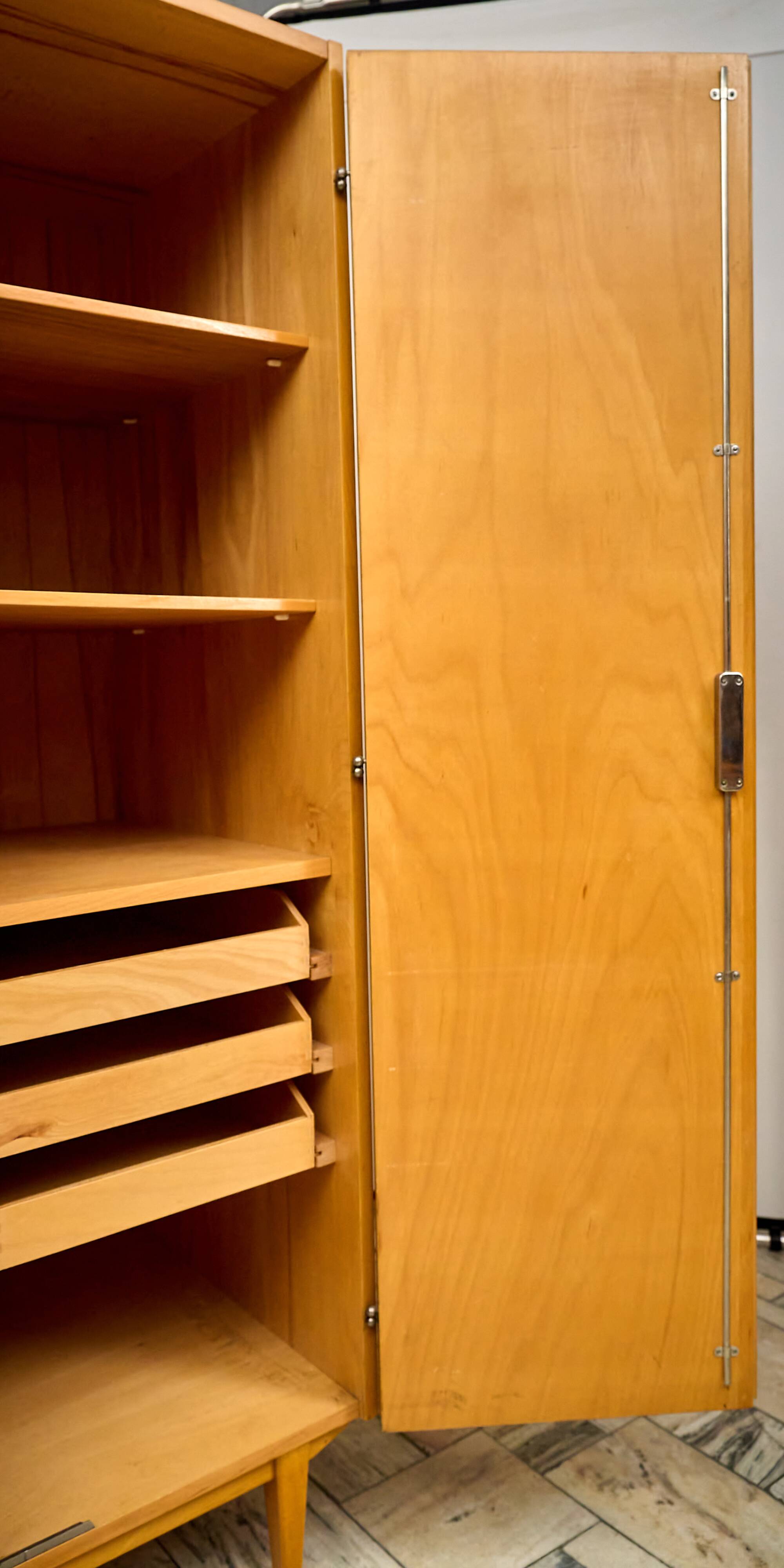 Armoire tchécoslovaque vintage à 3 portes