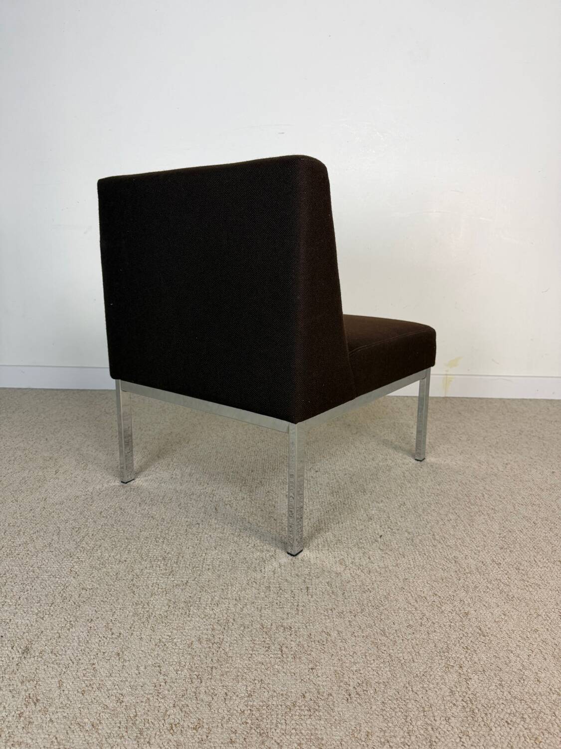 3 chauffeuses vintage – tissu brun & piètement chromé