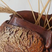 Vase en terre cuite texturé signé