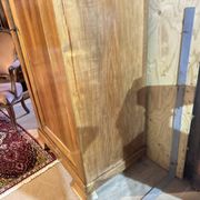 Homme debout, armoire 1 porte Louis Philippe