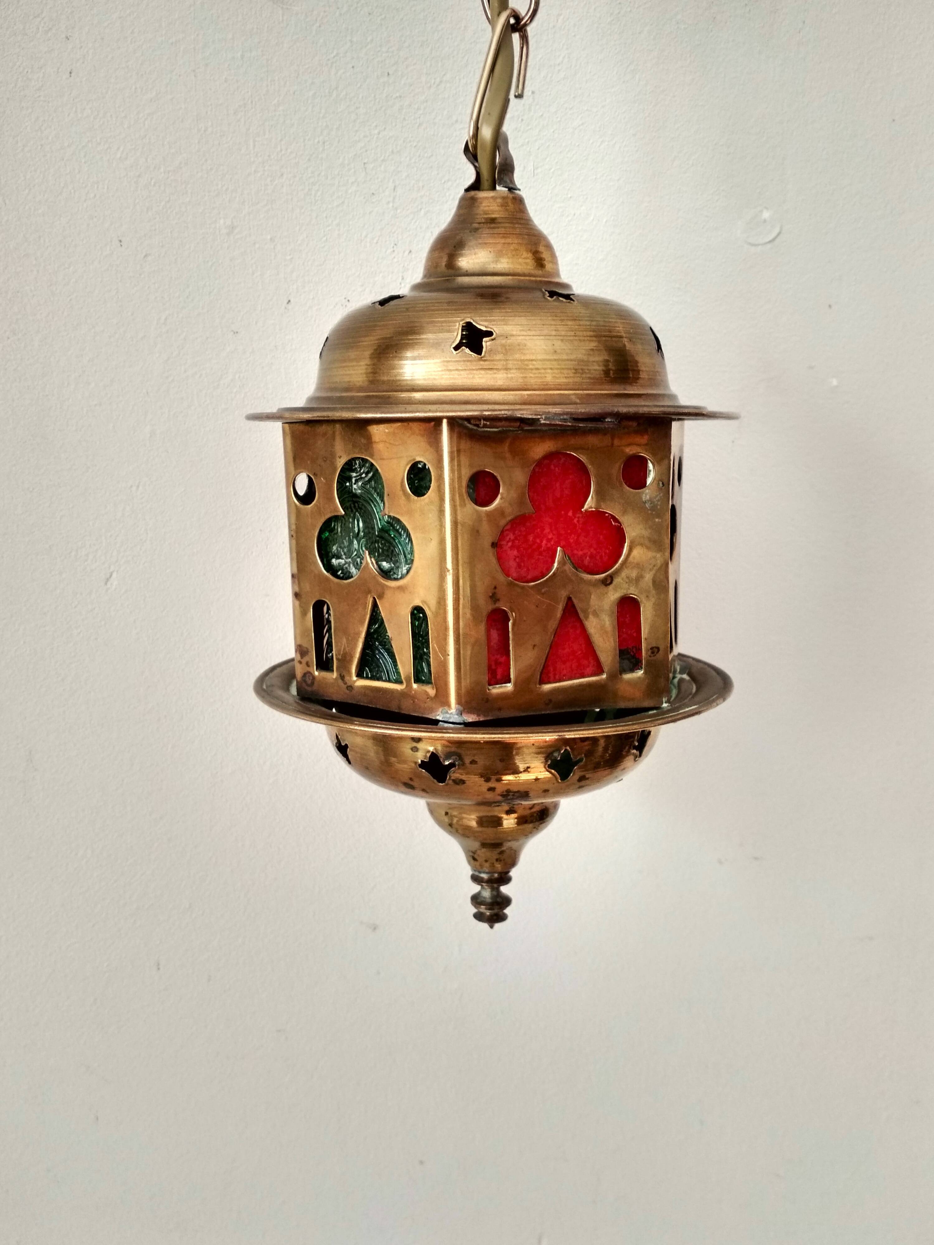 Suspension lantern in moucharabieh brass, colored windows