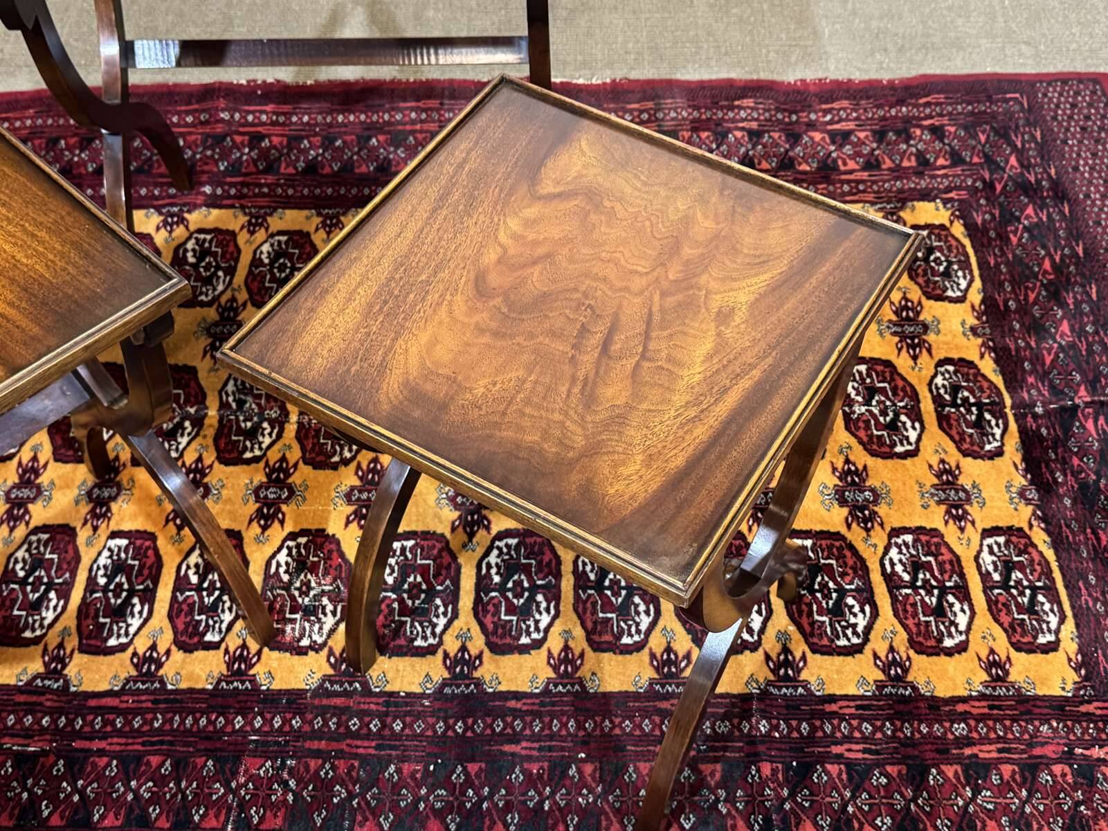 Suite de tables gigognes anglaises en acajou des années 1950