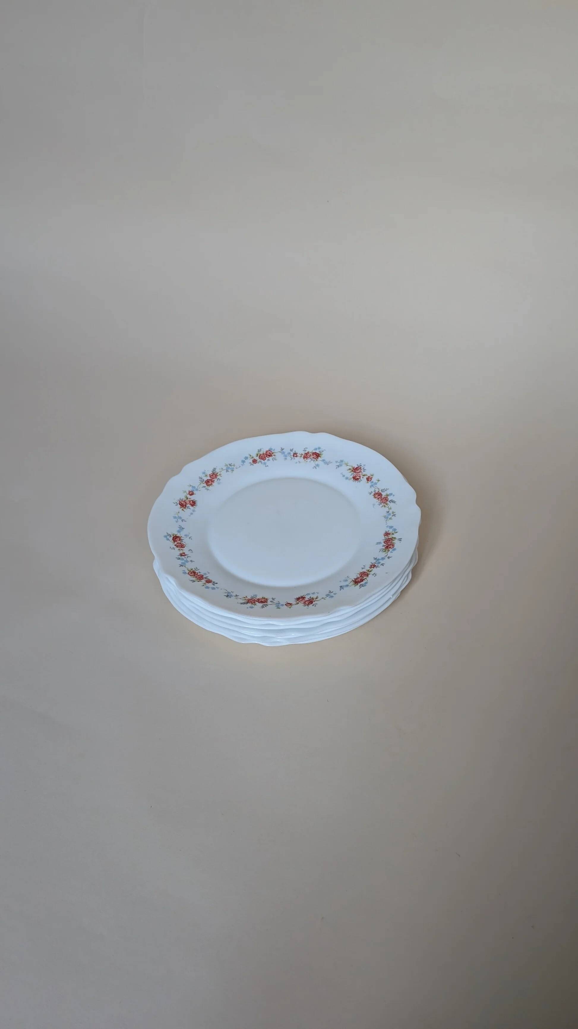 8 assiettes plates