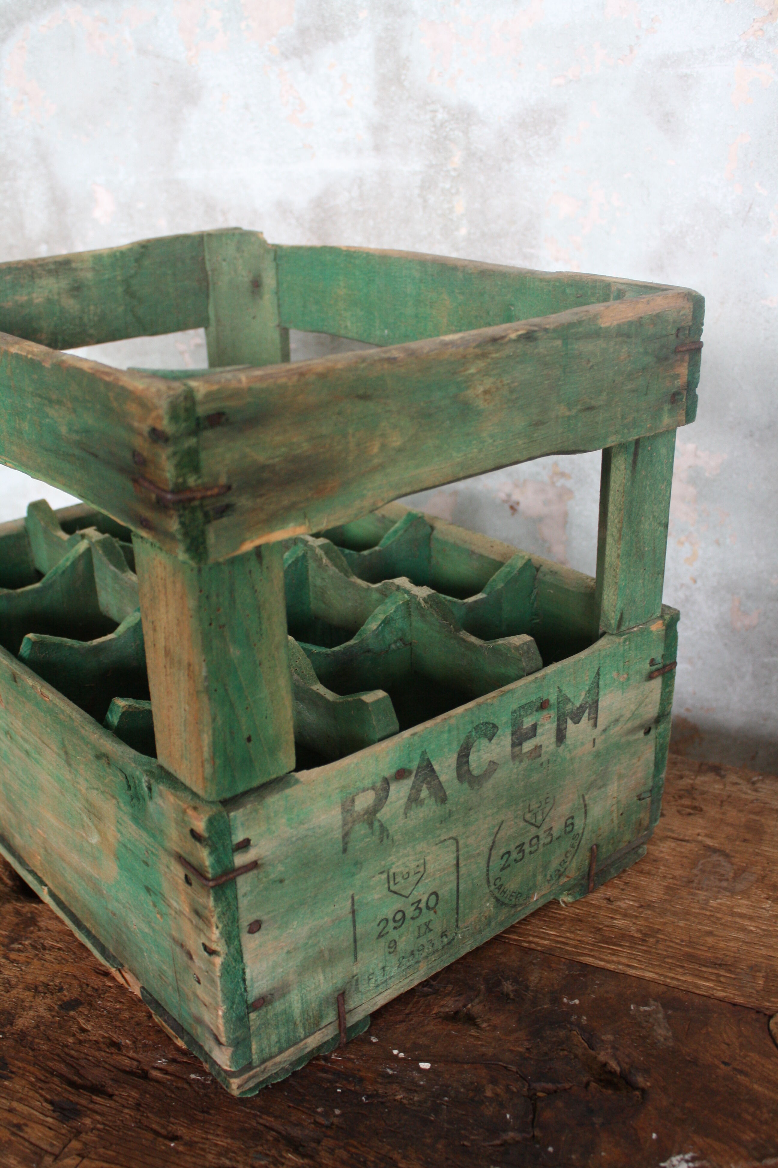 Green wooden bottle case