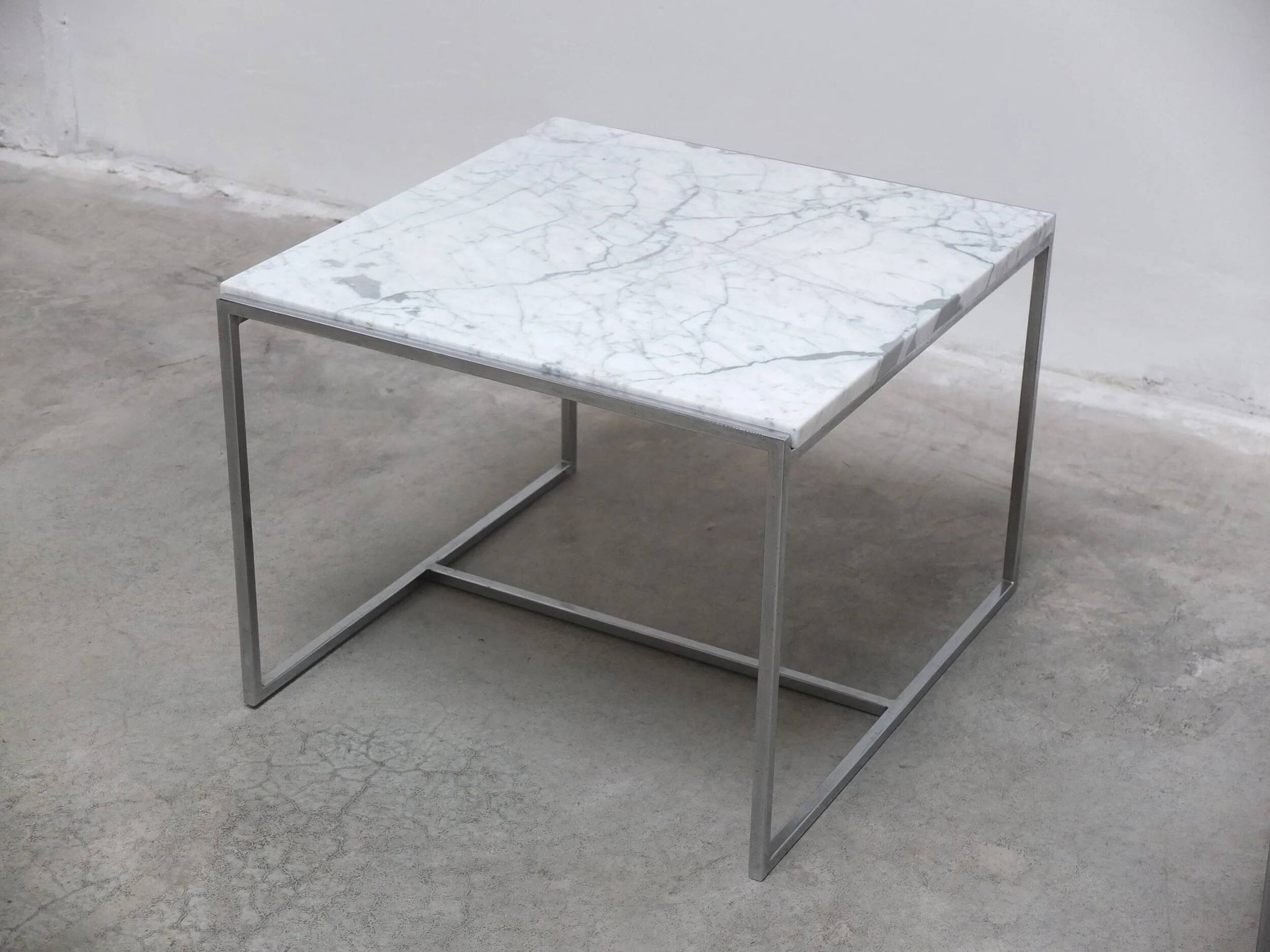 Paire de tables basses ou de tables d'appoint en marbre de Carrare et chrome, années 1970.