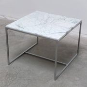 Paire de tables basses ou de tables d'appoint en marbre de Carrare et chrome, années 1970.