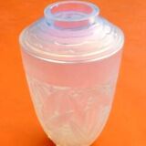 Vase verre opalescent en forme d' urne  Décor de feuillages et de baies