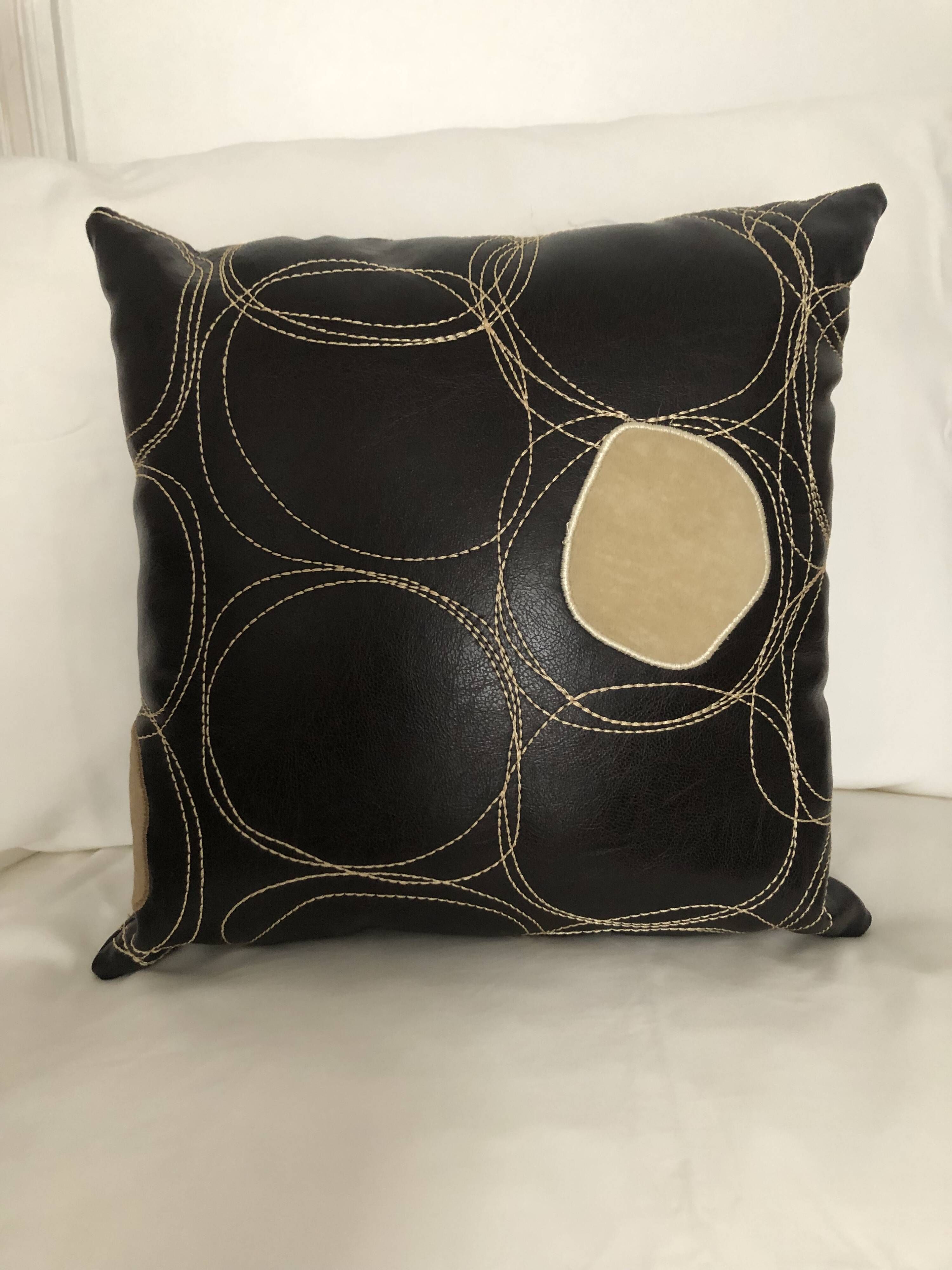 Coussins cuir design vintage