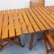 Salon de jardin vintage composé d’une table avec rallonges et 4 fauteuils