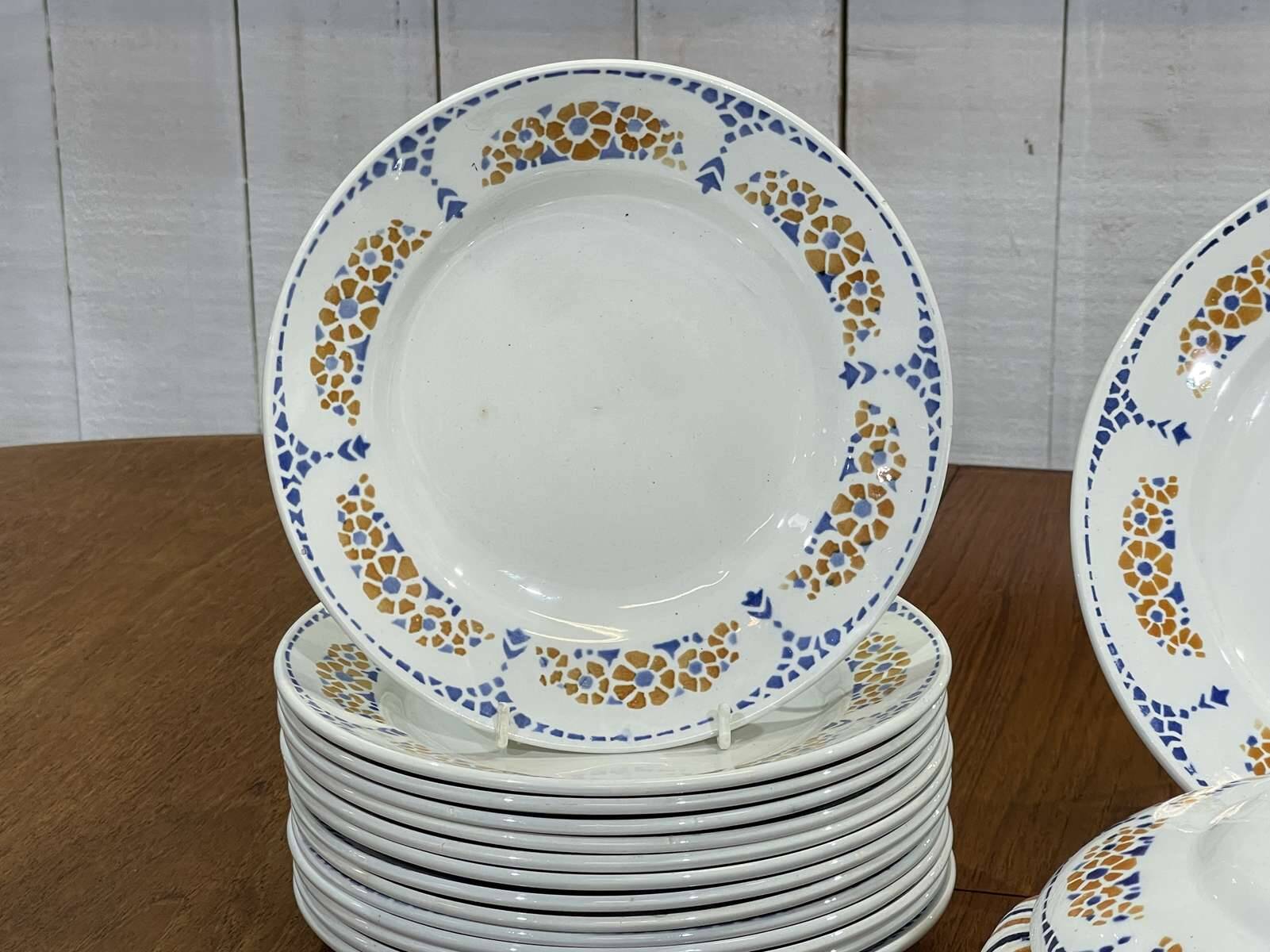 Saint Amand dinner service from the 1950s - 29 pieces.