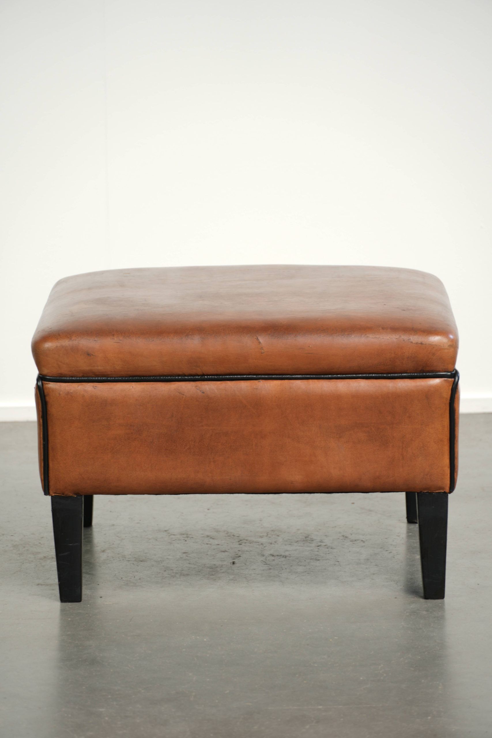 Ottoman, pouf en cuir de mouton cognac