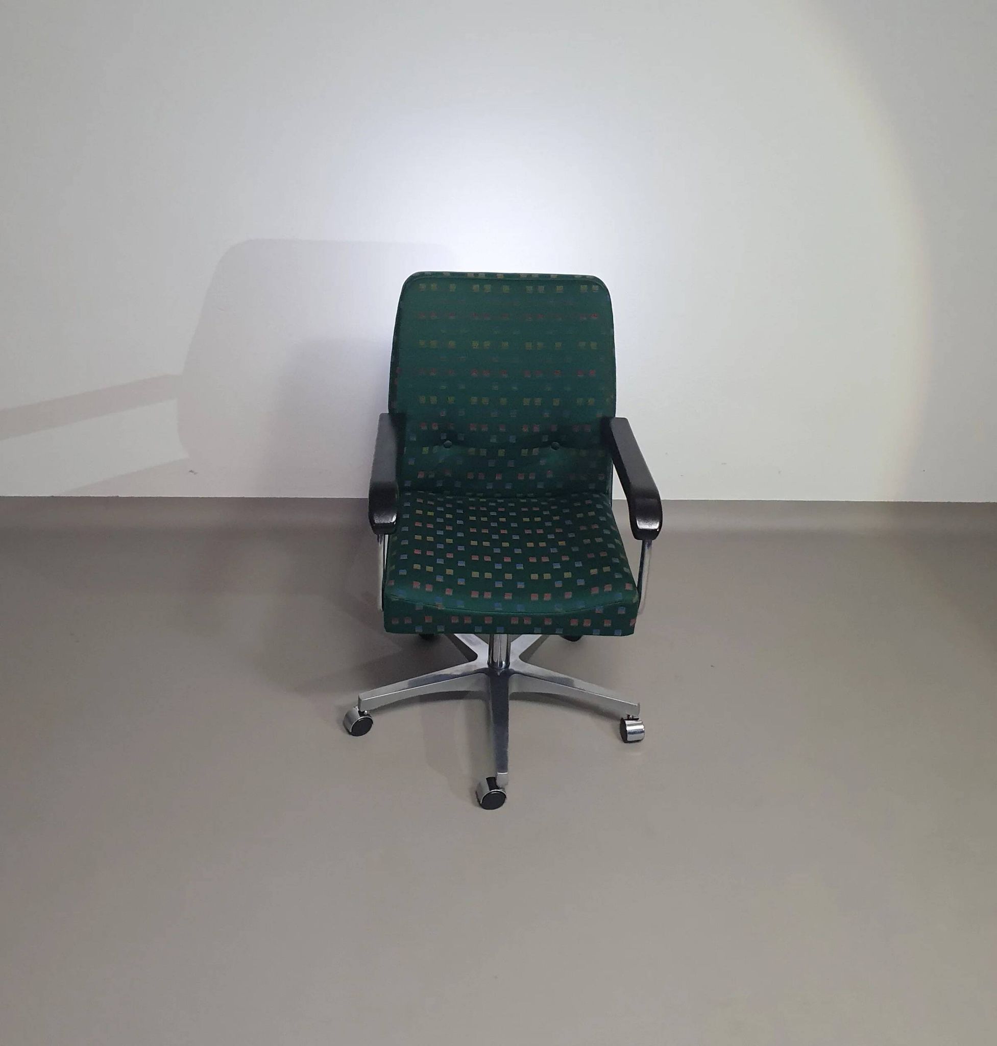 Office chair with armrests / turnable / not height adjustable