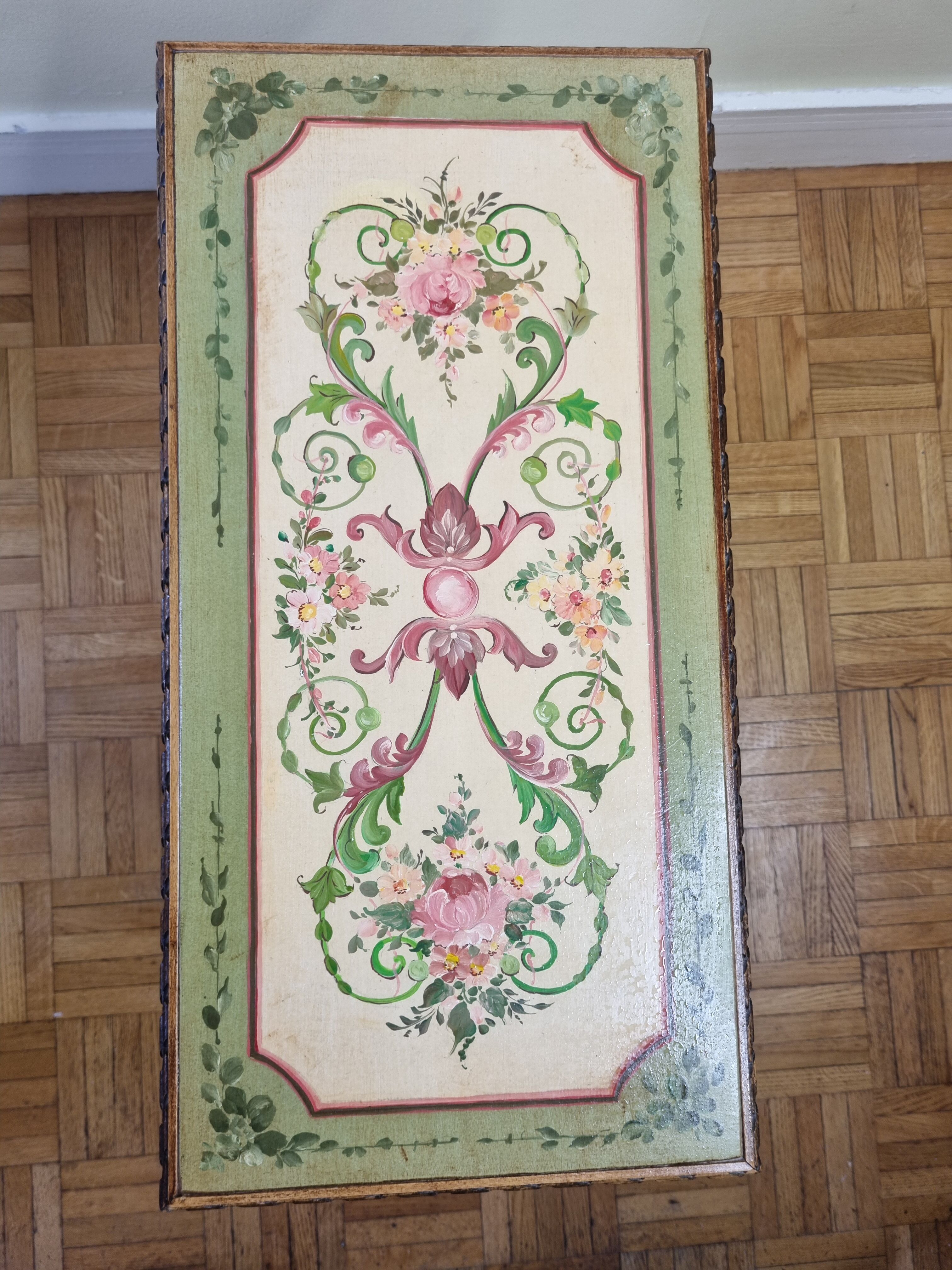 Magazine holders in painted wood, with hand-painted floral decorations