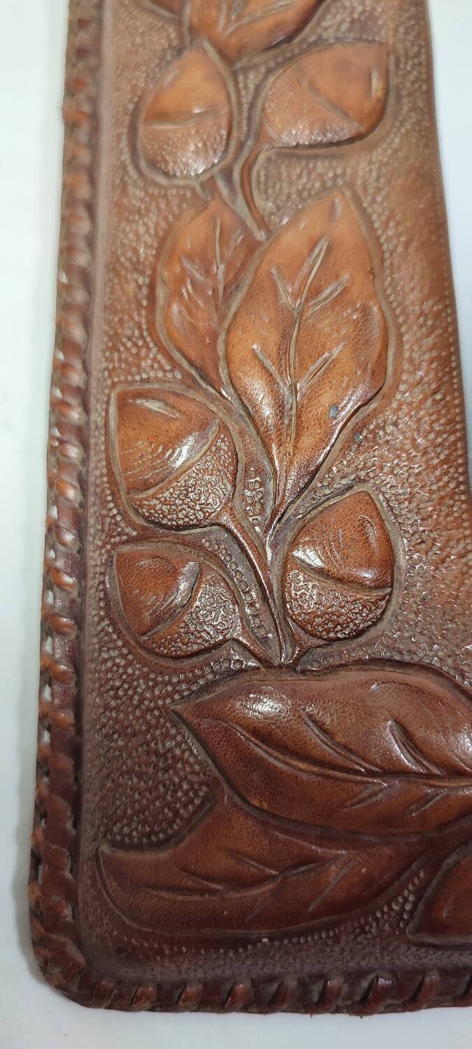 Espejo de pared de cuero. España, 1970s.