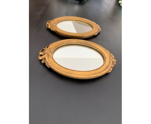 Paire de miroirs doré avec décor de noeuds