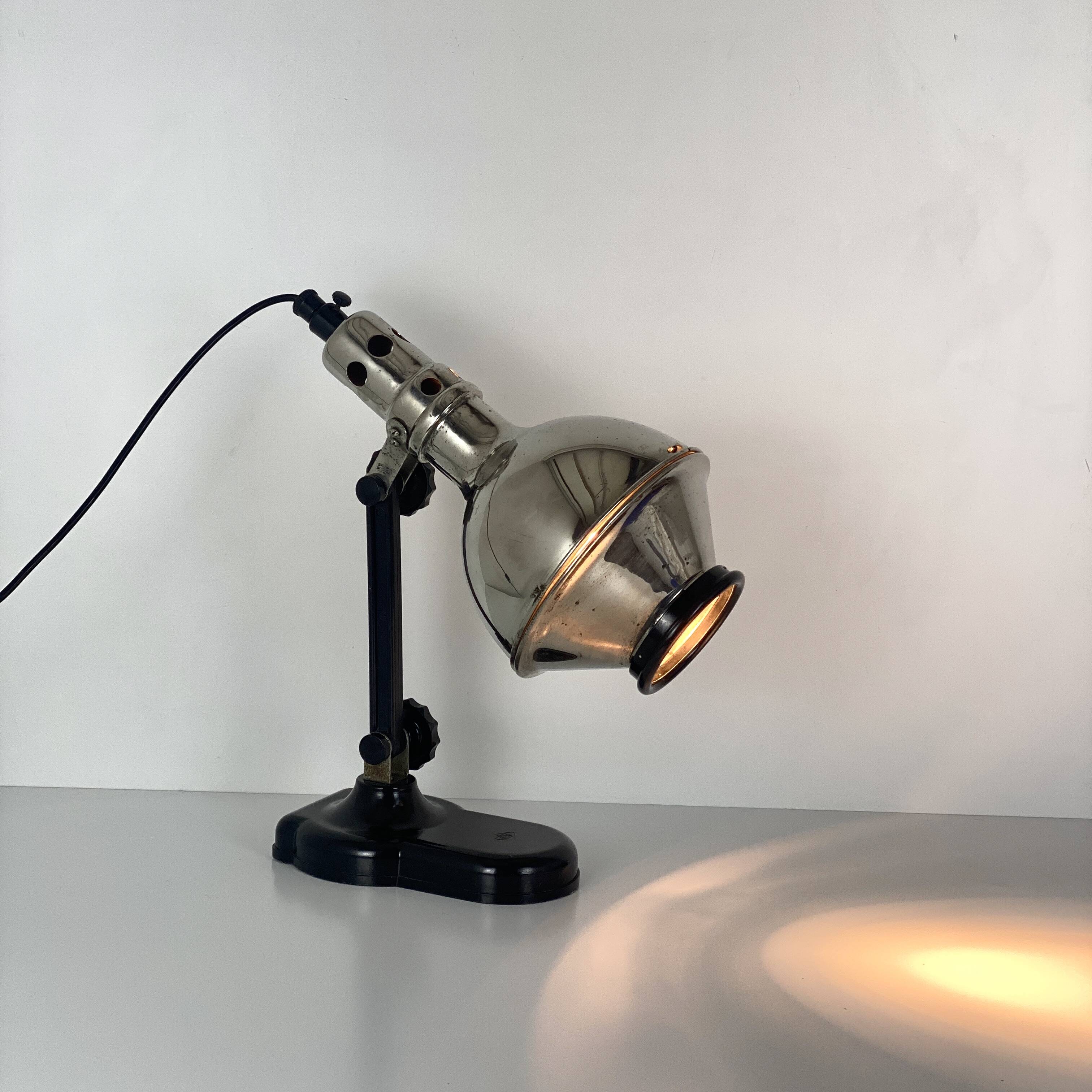 Directional articulated lamp in nickel-plated chrome and black bakelite, with cast iron counterweight.