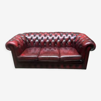 Three-seater burgundy burgundy leather chesterfield sofa