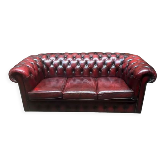 Three-seater burgundy burgundy leather chesterfield sofa