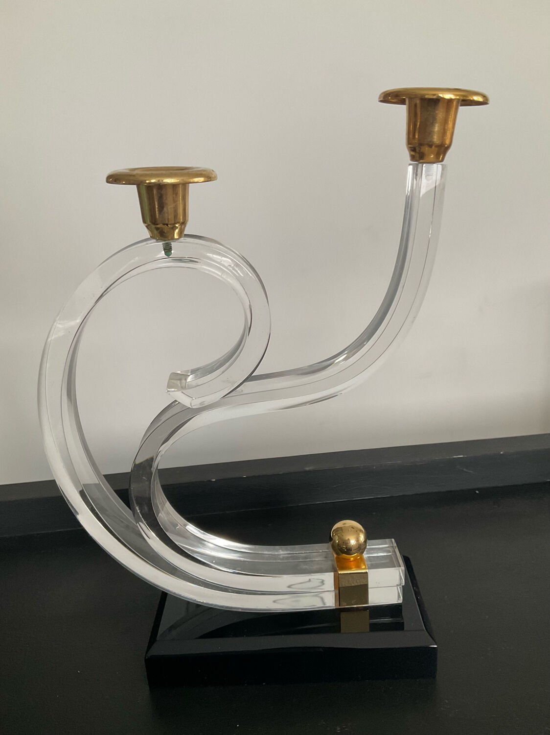 Pair of Hollywood Regency candlesticks in lucite and brass