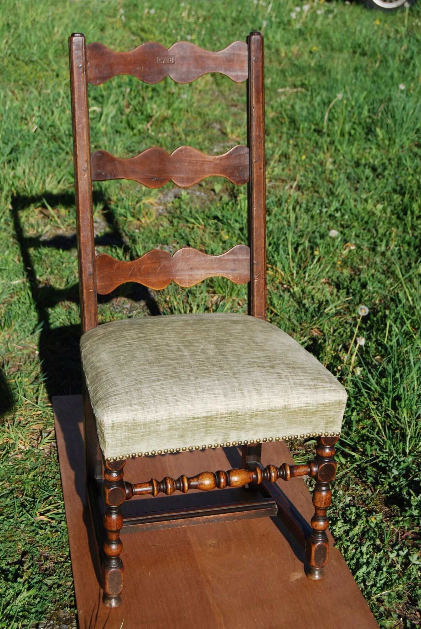 Louis XIII walnut chair feet in balustre brace in H