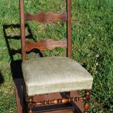 Chaise en noyer Louis XIII pieds en balustre entretoise en H