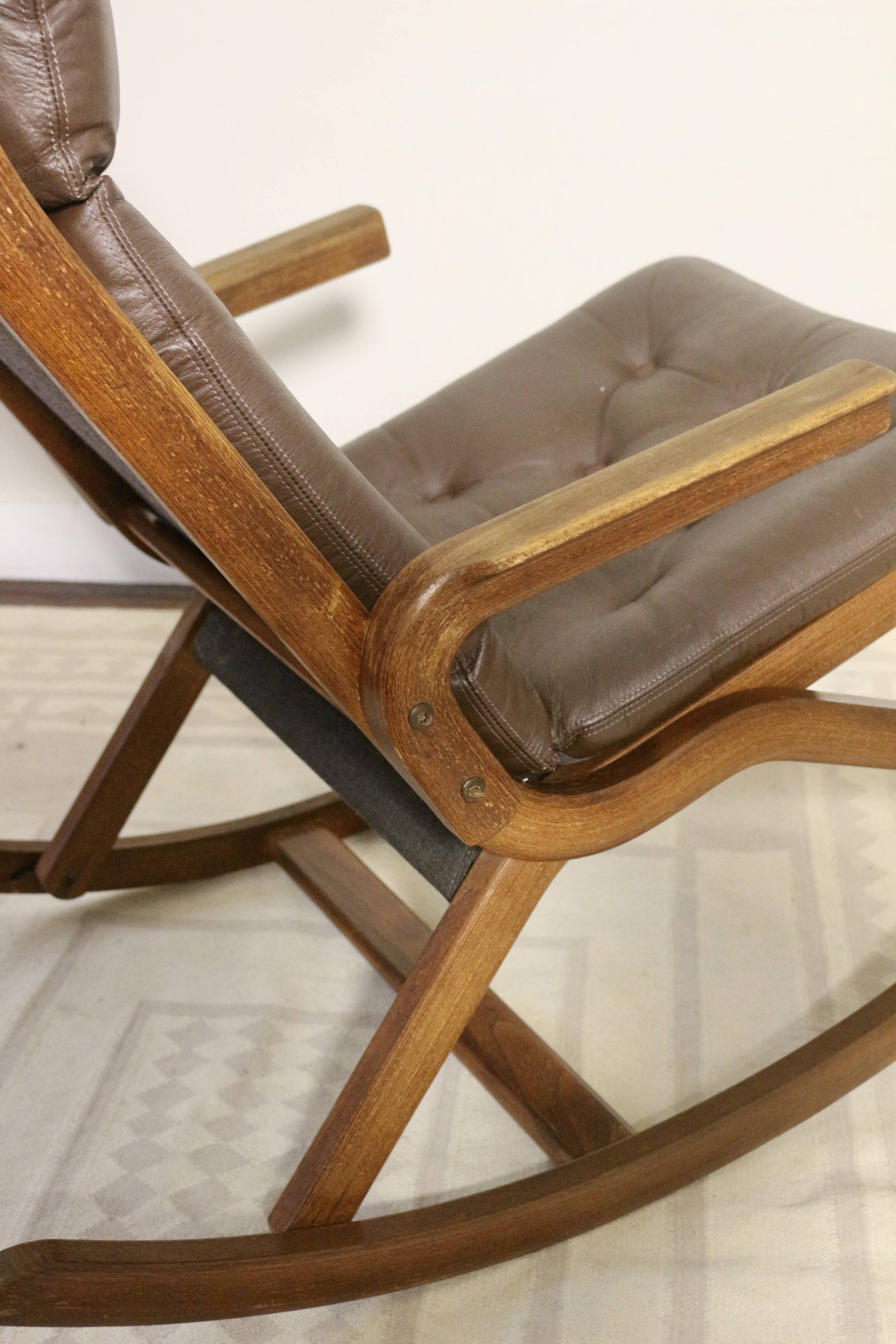 Fauteuil à bascule design Norvège 1960s bois de teck année 60 réf PAOLO