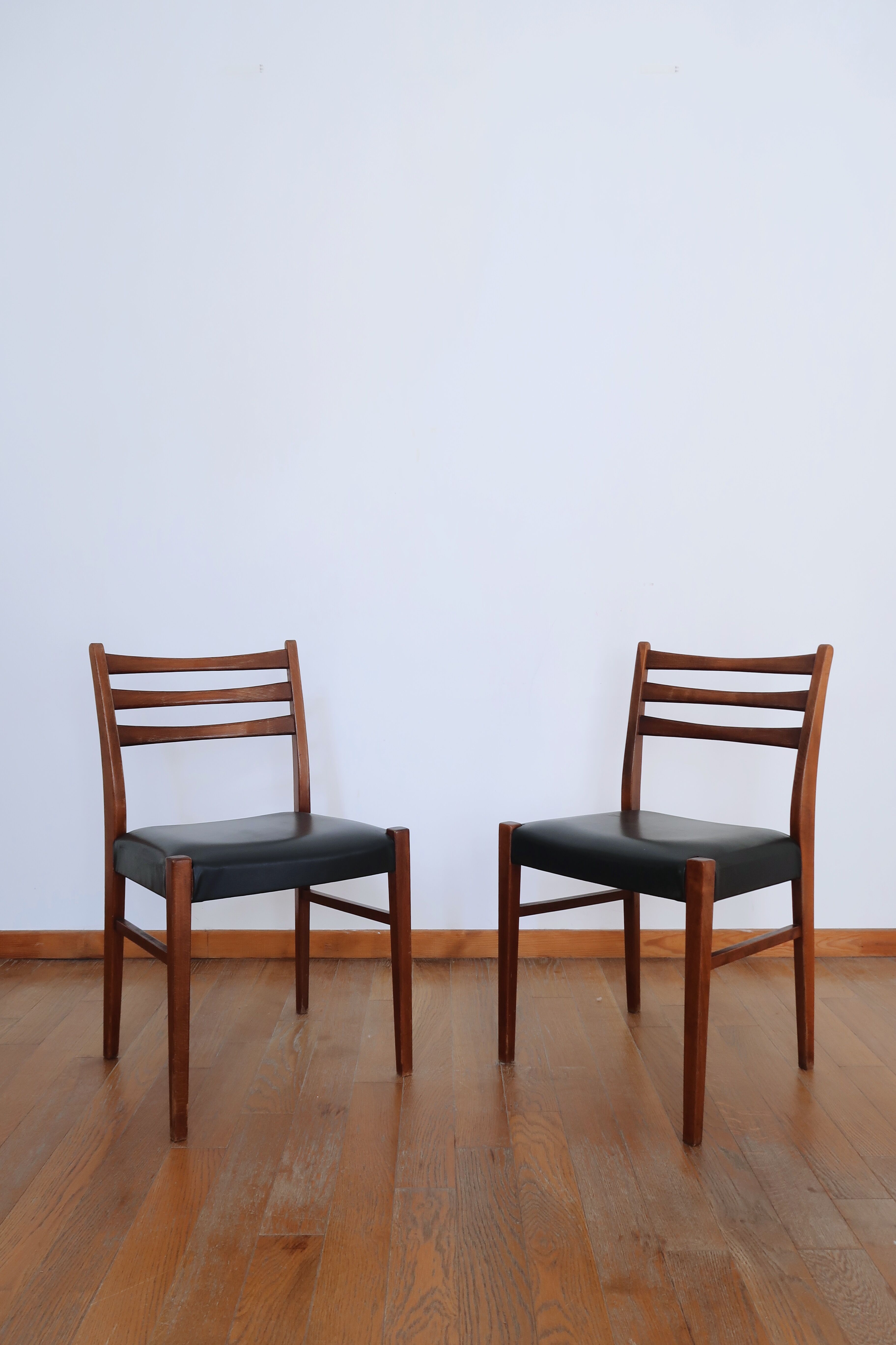 Pair of Scandinavian chairs skaï black