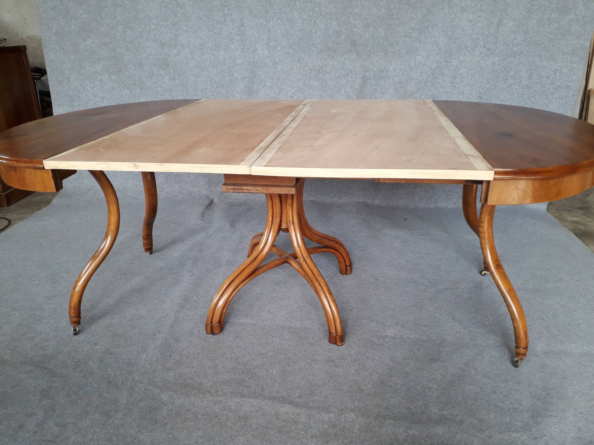 Extending table with vintage bentwood base from the end of the 19th century
