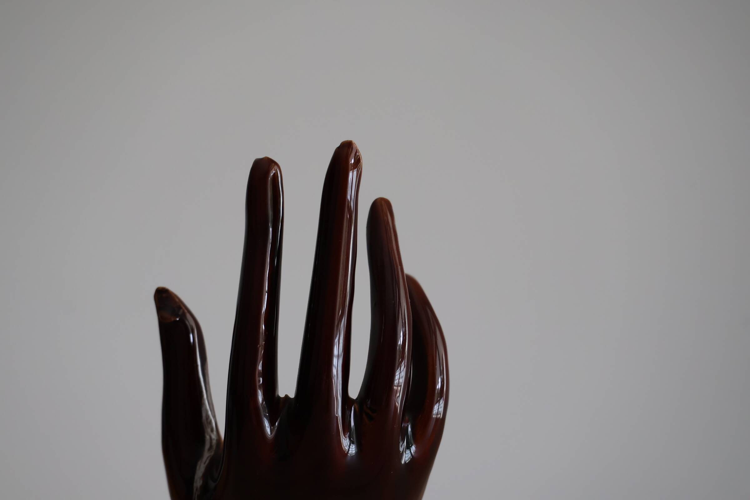 Main baguier ou vase soliflore années 70 en céramique émaillée