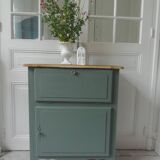 Meuble vintage en vert fumé, plateau bois.