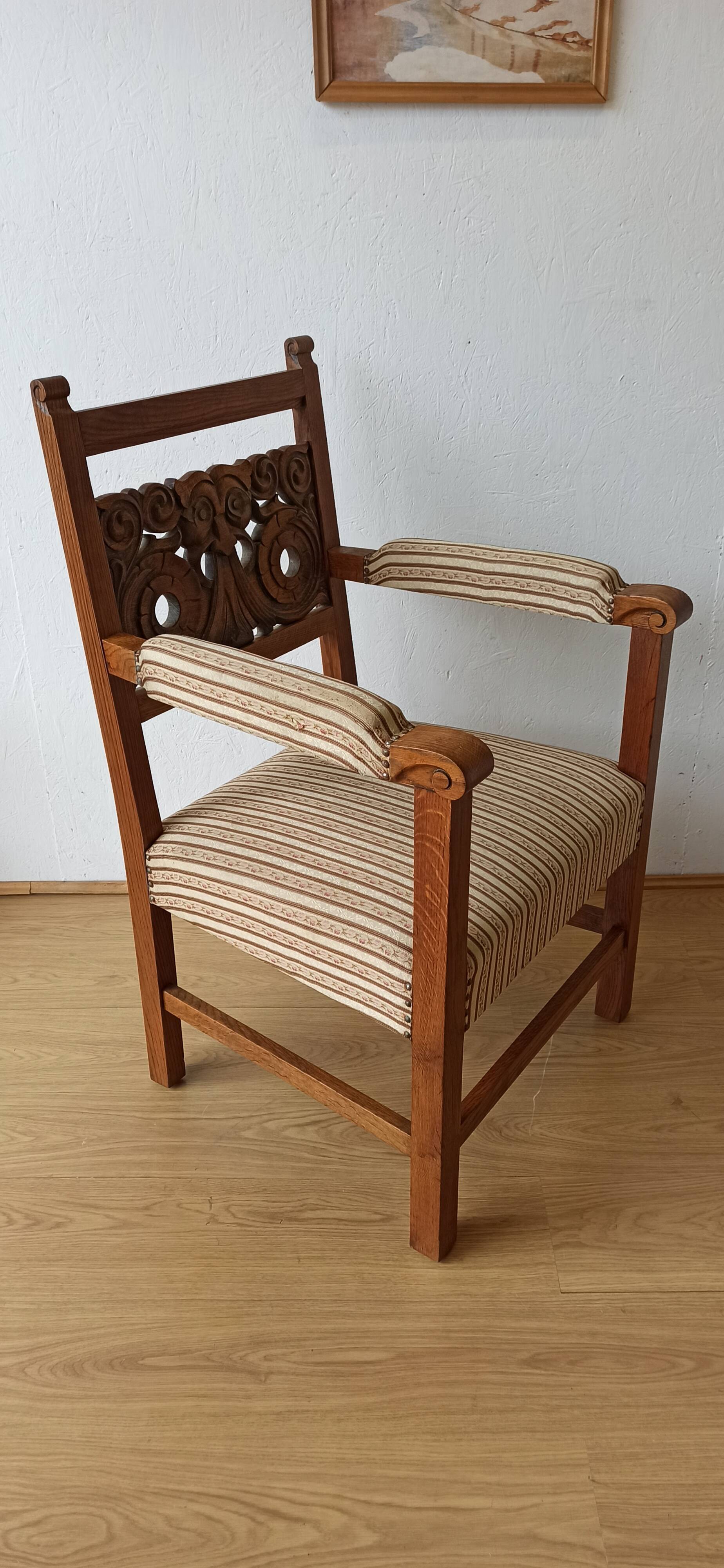 Pair of thrones vintage incredible chairs.