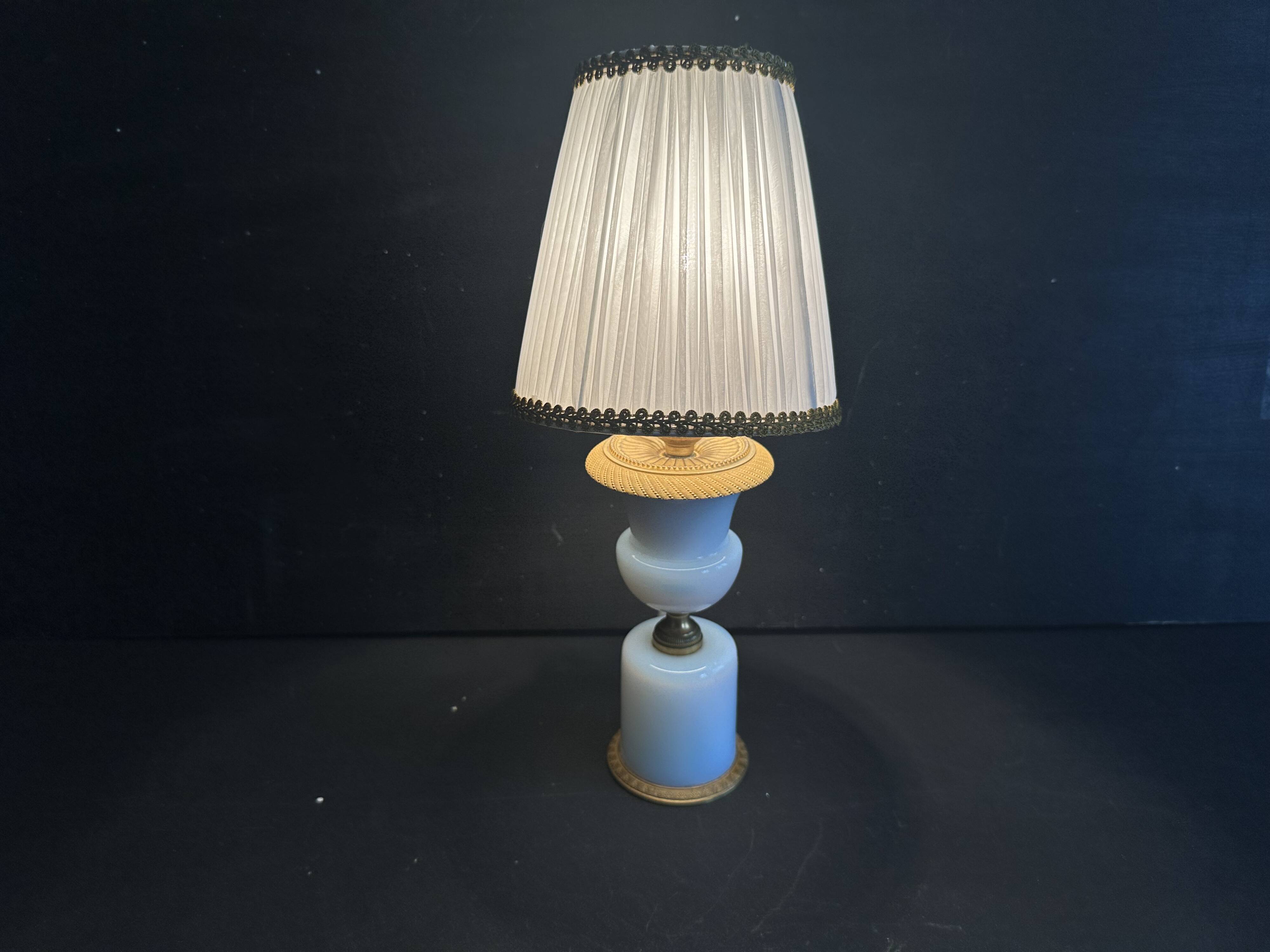 Lampe XIXe en opaline blanche et métal doré