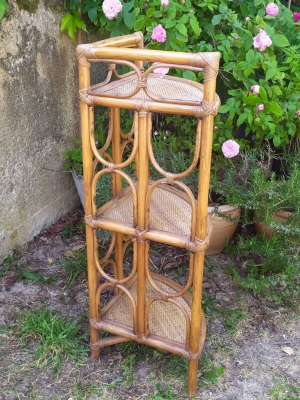 Étagère en rotin