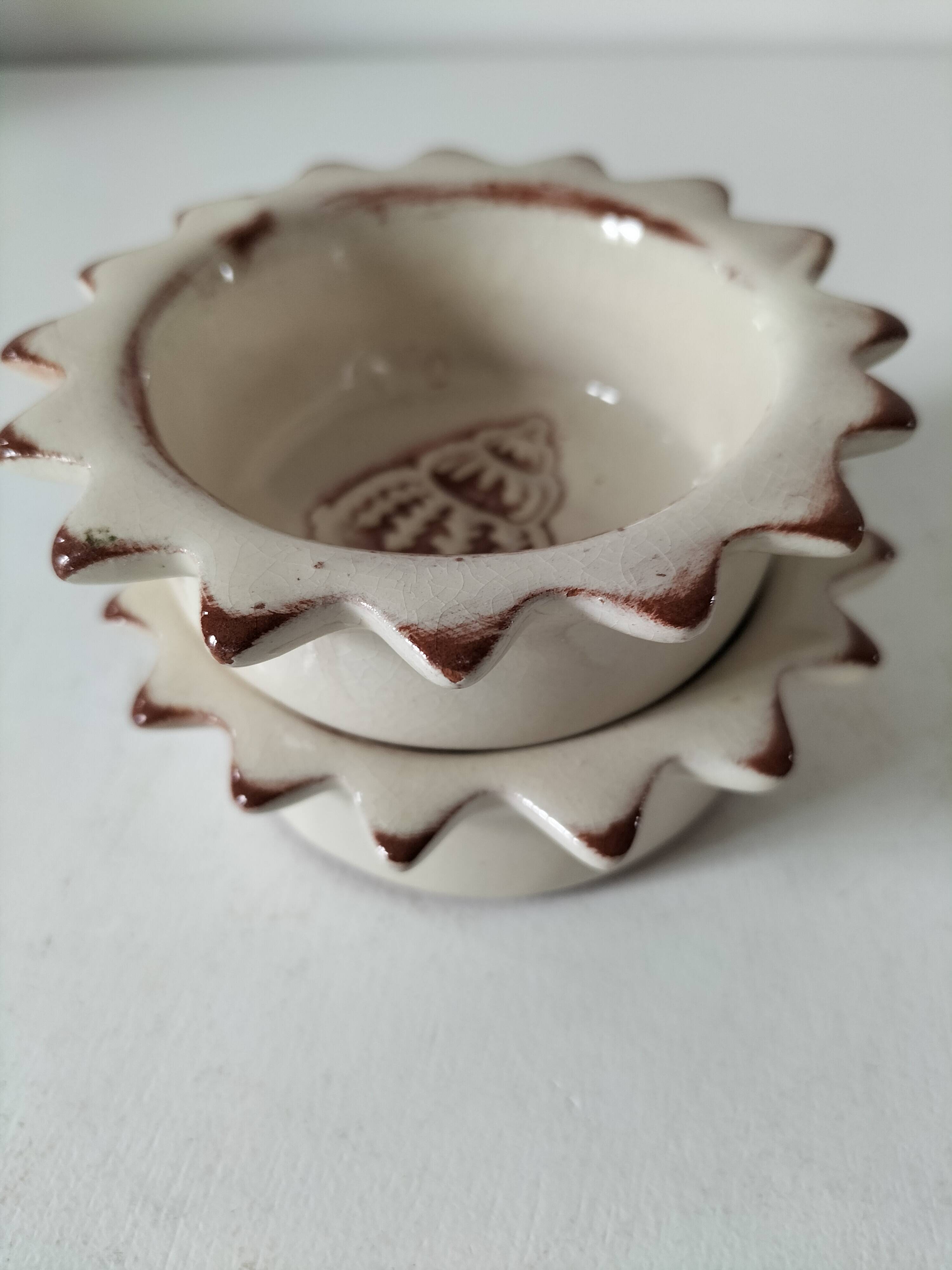 Duo of handmade beige and terracotta earthenware empty pockets