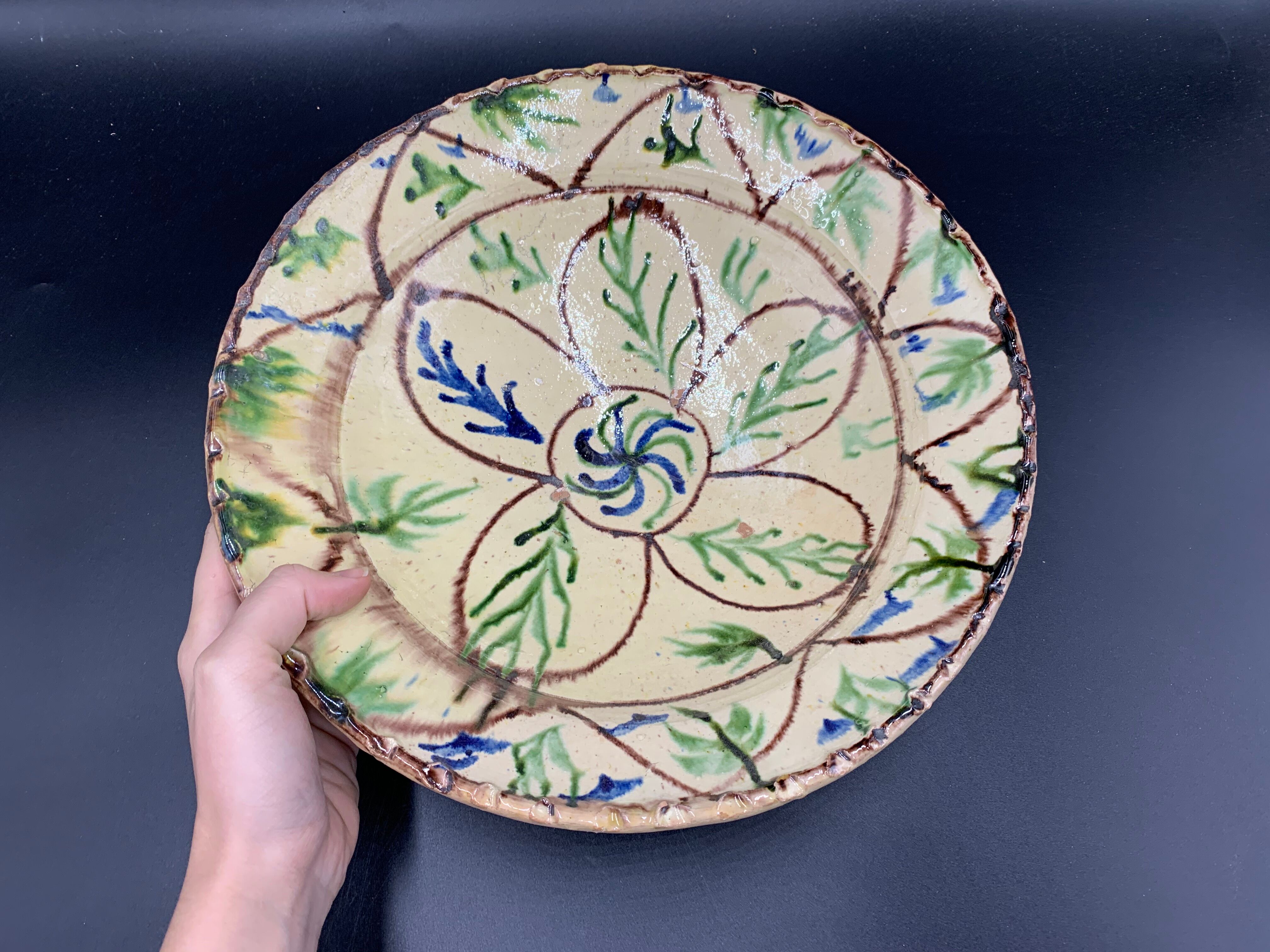 Ancien plat en terre-cuite vernissée à décor floral marron et vert sur engobe jaune, pakistan multan