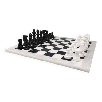 jeu d’échecs noir et blanc des années 1970 en albâtre de Volterra fait à la main. Fabriqué en Italie