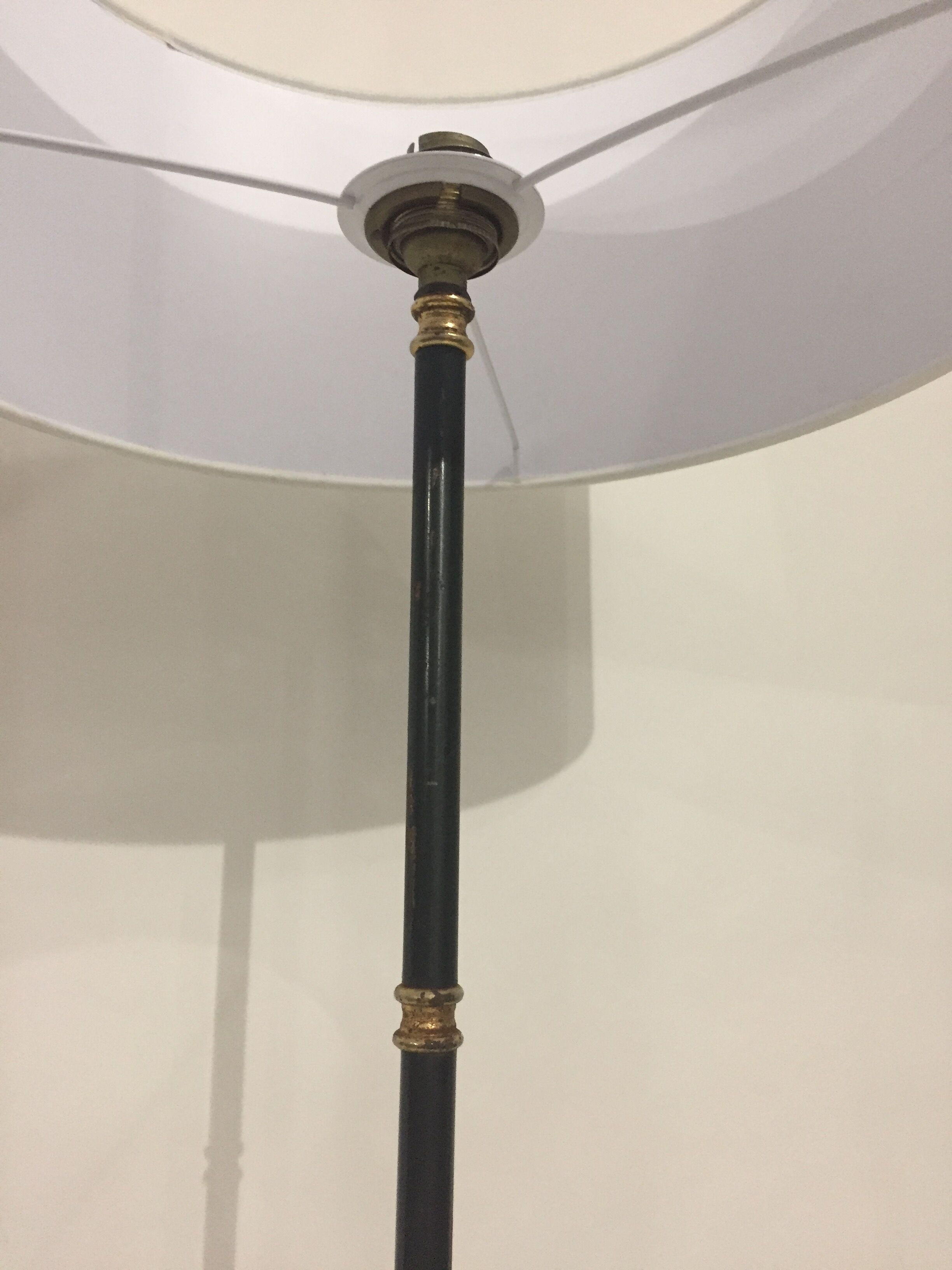 Classic tripod lamppost