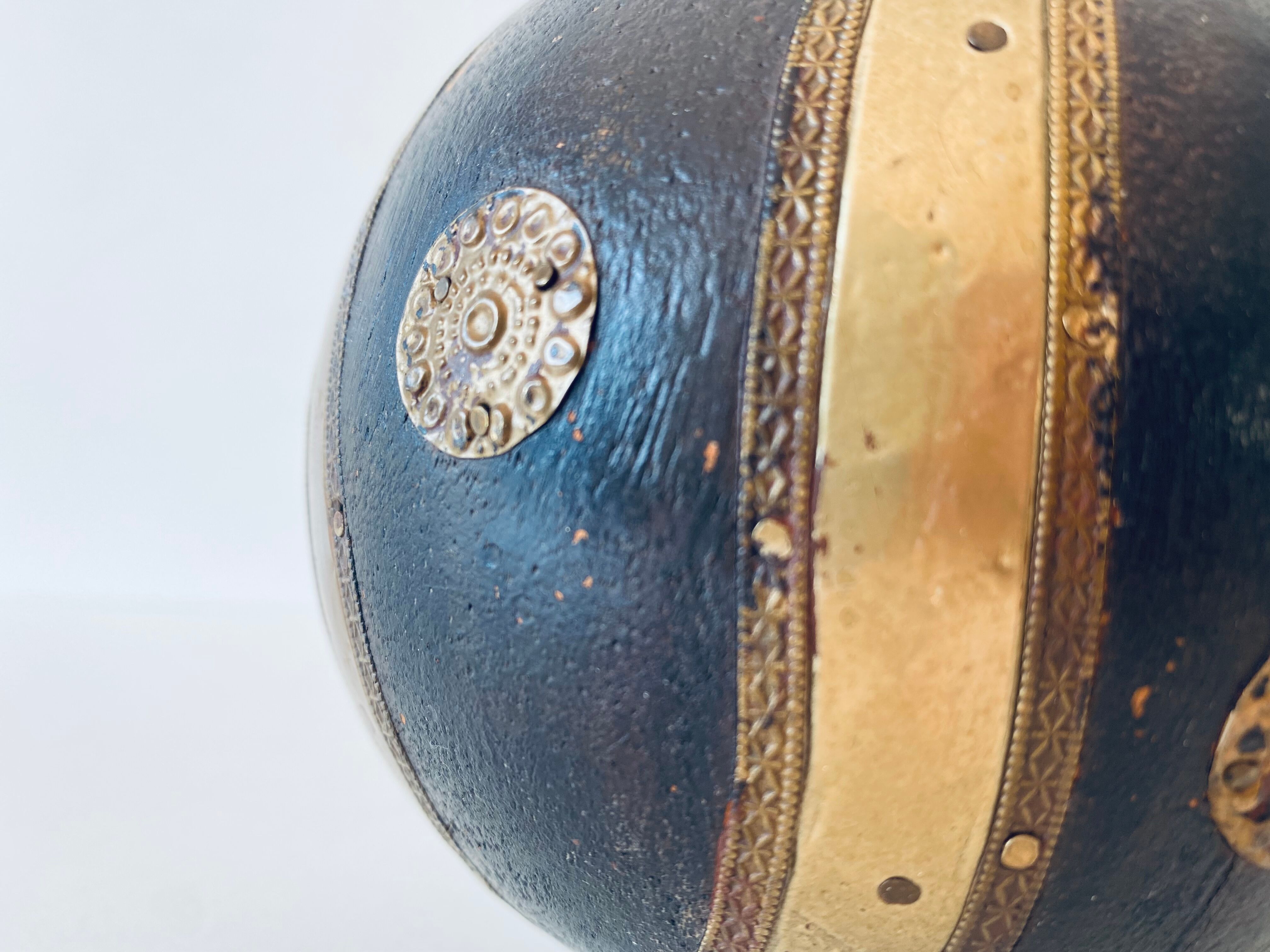 Decorative ball in wood and laion