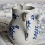Pichet antique en terre d'acier Saint-Uze motif fleuri bleu cobalt