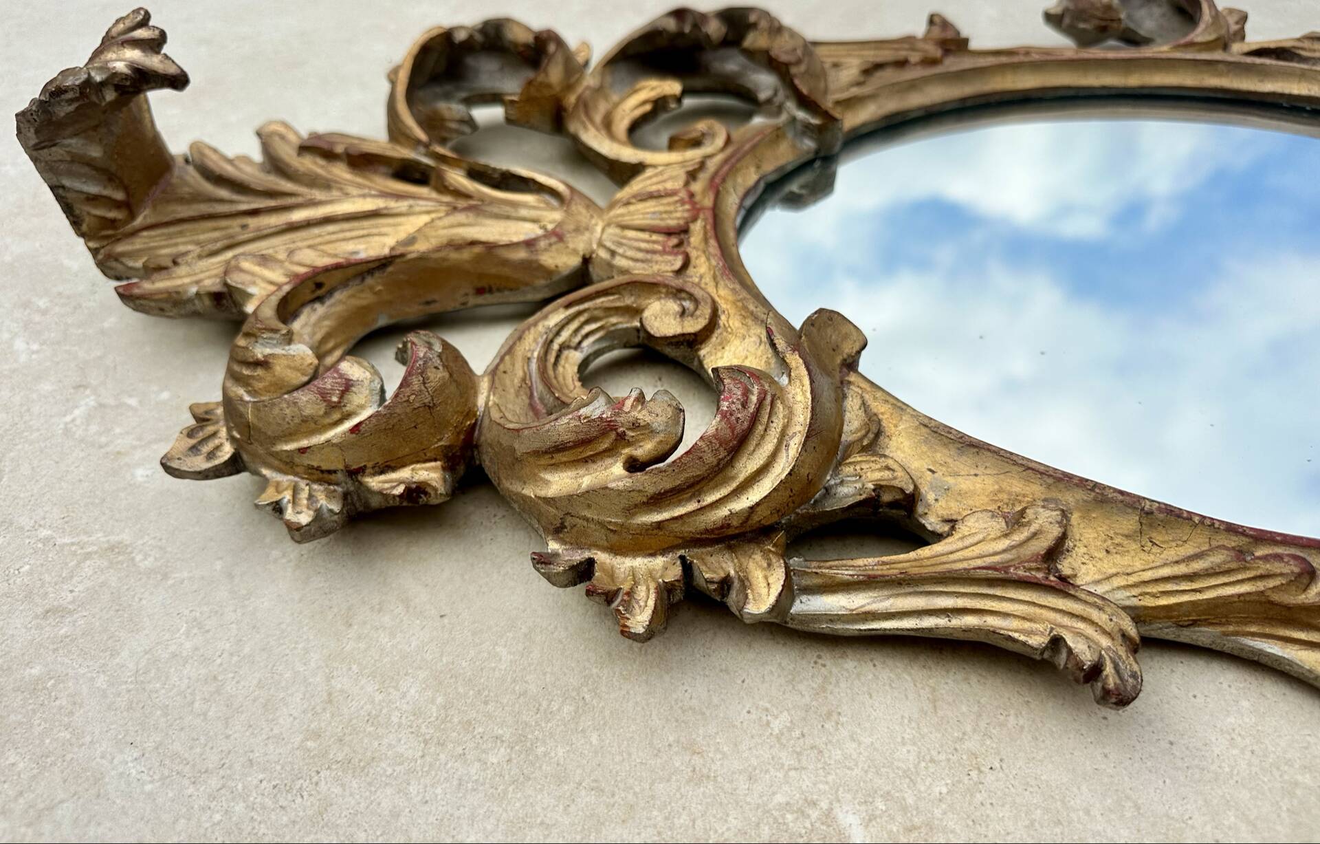 Miroir en bois doré sculpté .